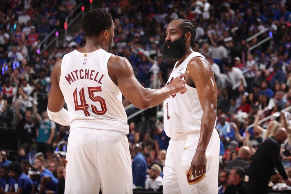 凯尔特人雄鹿大战一触即发NBA常规赛冲刺白热化东西部排名争夺再升级